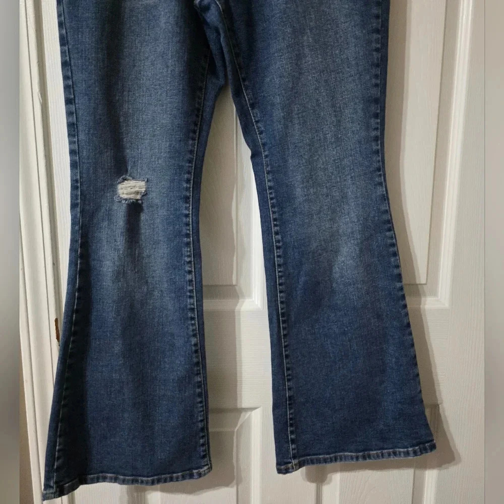NWT LOLA Bradly-DIS Midrise Flare Jeans, Medium Wash, Destructed, Size 32. - Picture 3 of 13